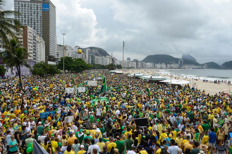Resultado de imagen de FOTOS MANIFESTANTES EN BRASIL