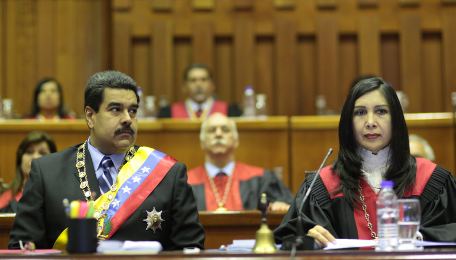 Maduro con Gladys Gutiérrez presidenta del cuestionado Tribunal Supremo de Justicia (Foto: Minci)