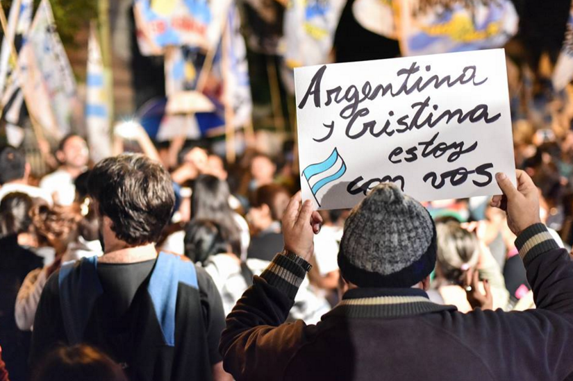 Los ultrakirchneristas de La Cámpora la recibieron en el aeropuerto