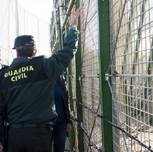 La Guardia Civil en la valla de Melilla