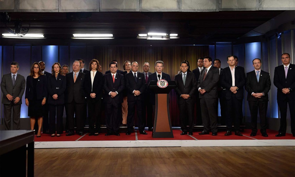 El Vicepresidente, los Ministros y los directivos del Congreso rodearon este martes al Presidente  durante la firma del decreto que convoca al plebiscito y fija la pregunta responderán los colombianos (Foto SIG)