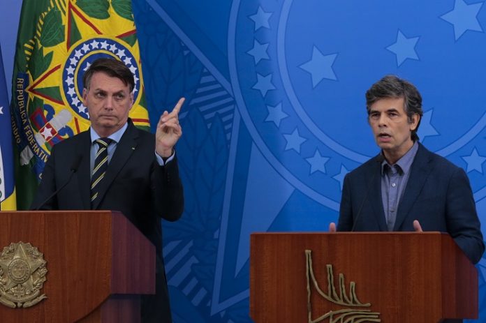 O presidente Jair Bolsonaro e o novo ministro da Saúde, Nelson Teich, durante pronunciamento no Palácio do Planalto